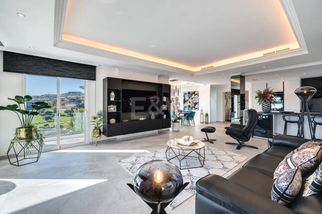 Villa de lujo de diseño con vistas al mar y al golf en La Alquería. Disponible para alquiler a corto plazo