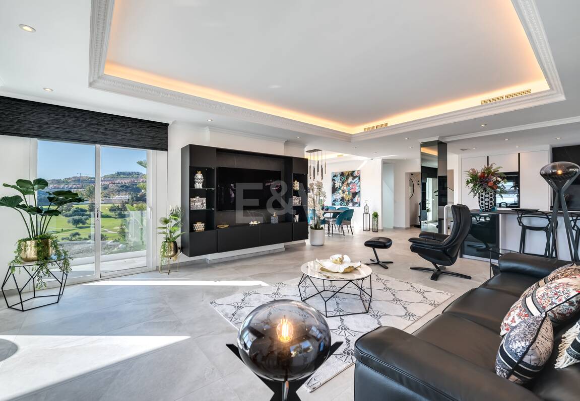 Villa de lujo de diseño con vistas al mar y al golf en La Alquería. Disponible para alquiler a corto plazo