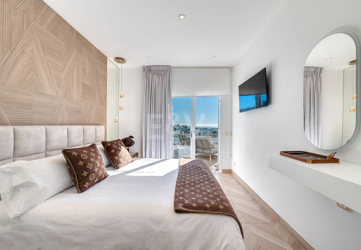 Villa de lujo de diseño con vistas al mar y al golf en La Alquería. Disponible para alquiler a corto plazo