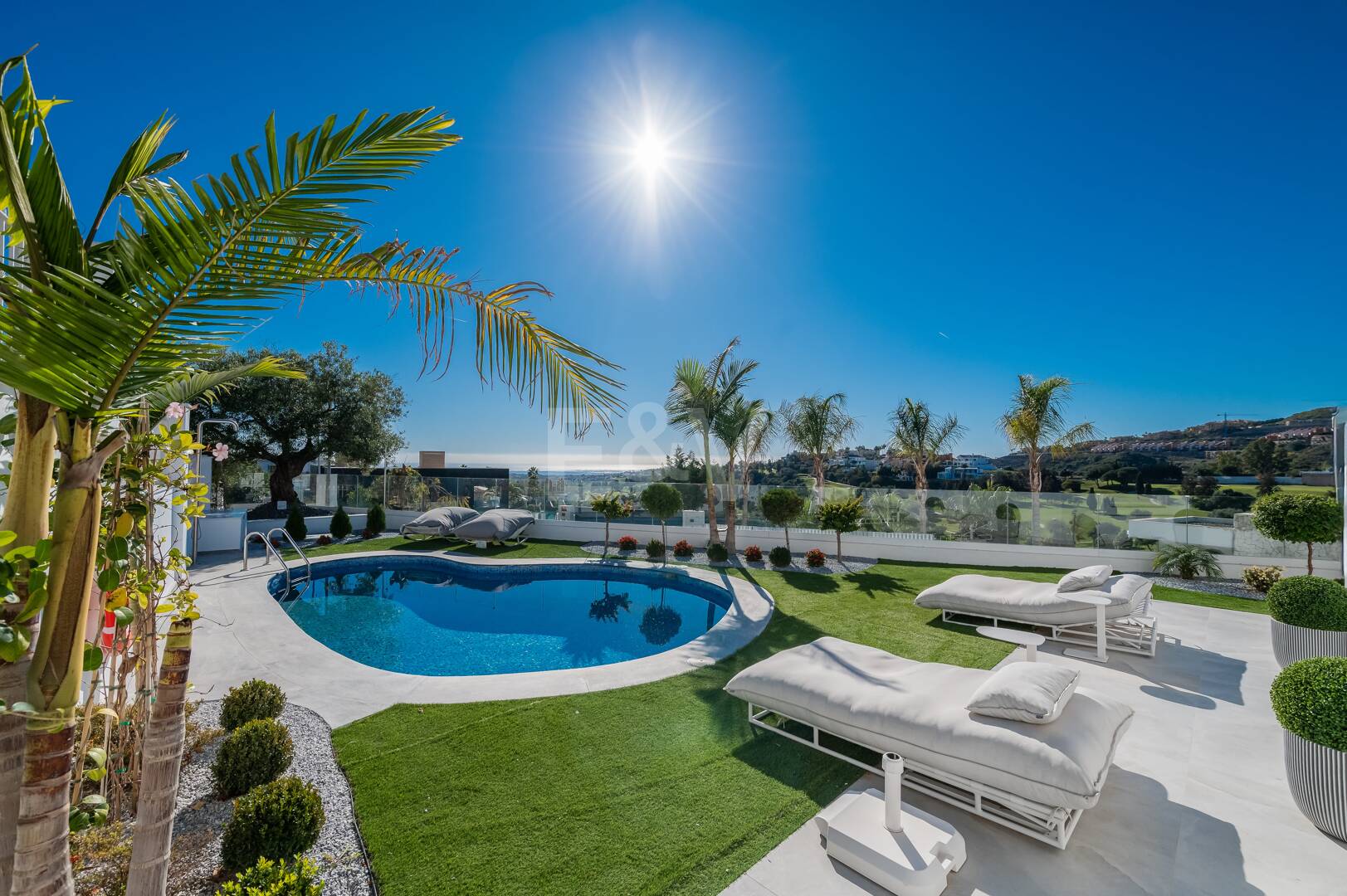 Villa de lujo de diseño con vistas al mar y al golf en La Alquería. Disponible para alquiler a corto plazo