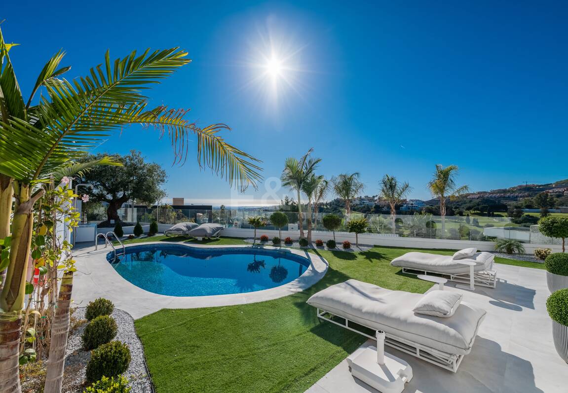 Villa de lujo de diseño con vistas al mar y al golf en La Alquería. Disponible para alquiler a corto plazo