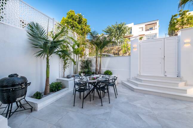 Villa de lujo de diseño con vistas al mar y al golf en La Alquería. Disponible para alquiler a corto plazo