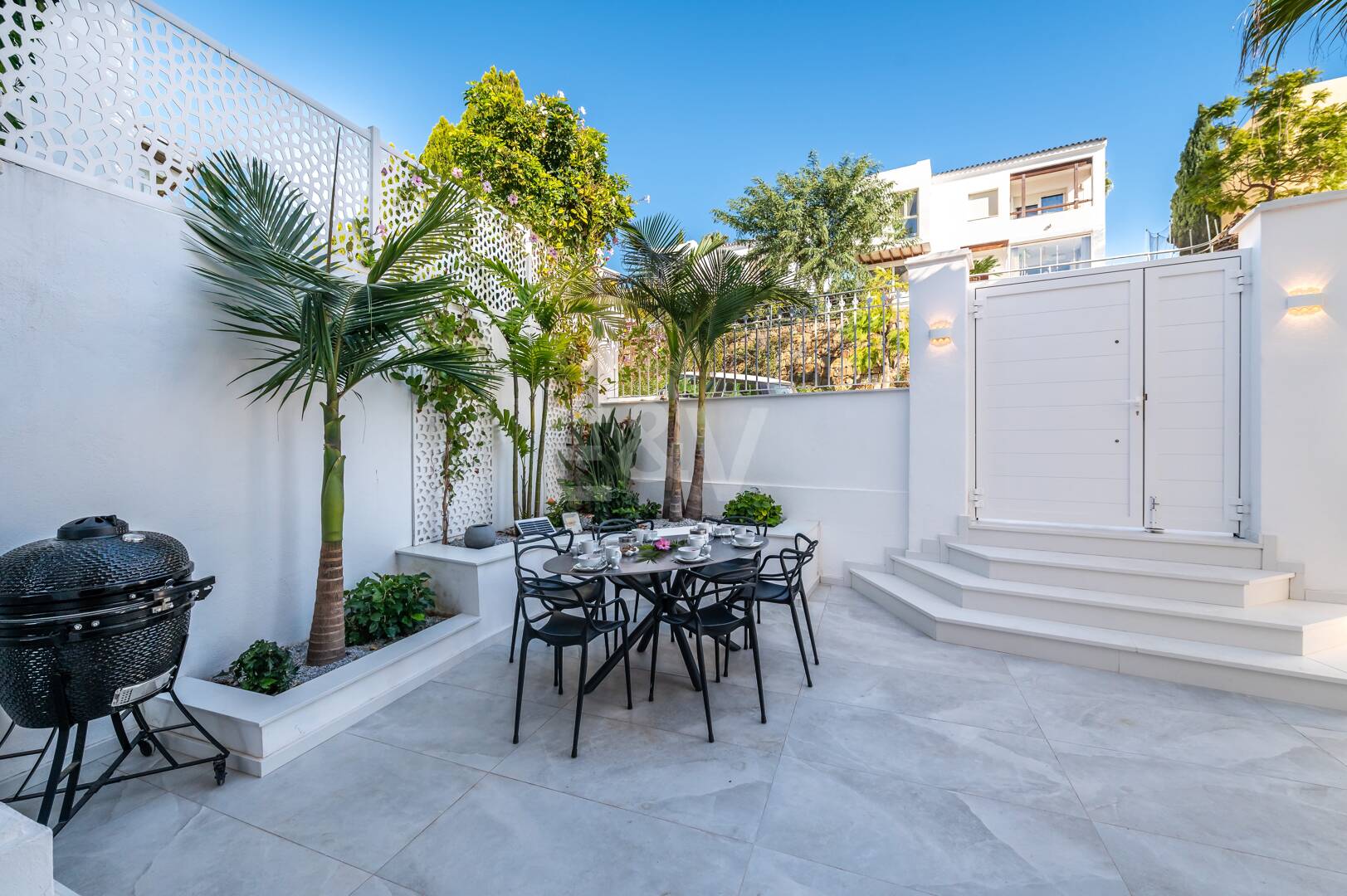 Villa de lujo de diseño con vistas al mar y al golf en La Alquería. Disponible para alquiler a corto plazo