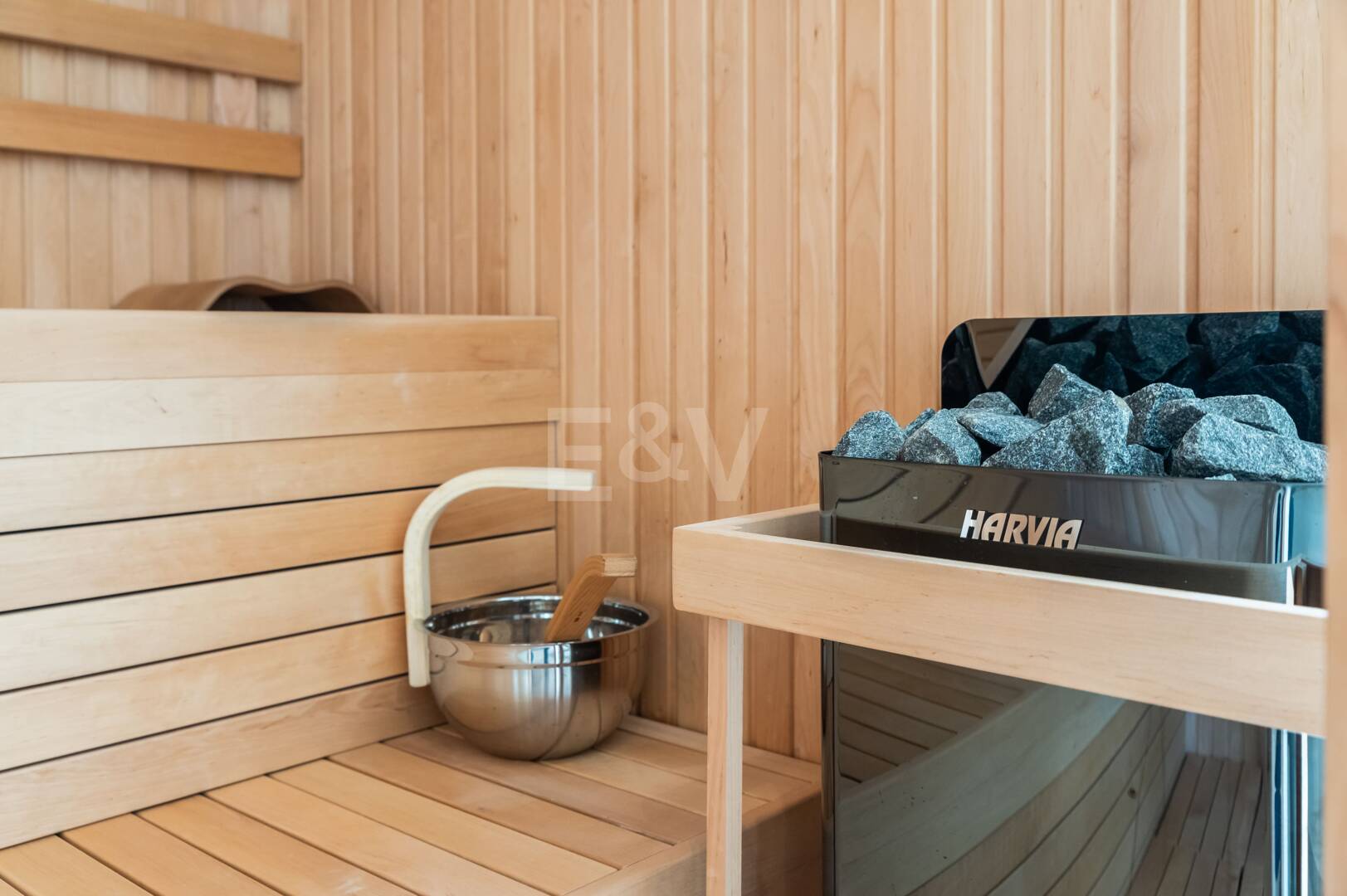 Villa de lujo de diseño con vistas al mar y al golf en La Alquería. Disponible para alquiler a corto plazo