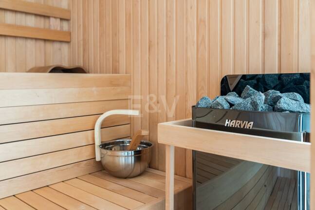 Villa de lujo de diseño con vistas al mar y al golf en La Alquería. Disponible para alquiler a corto plazo