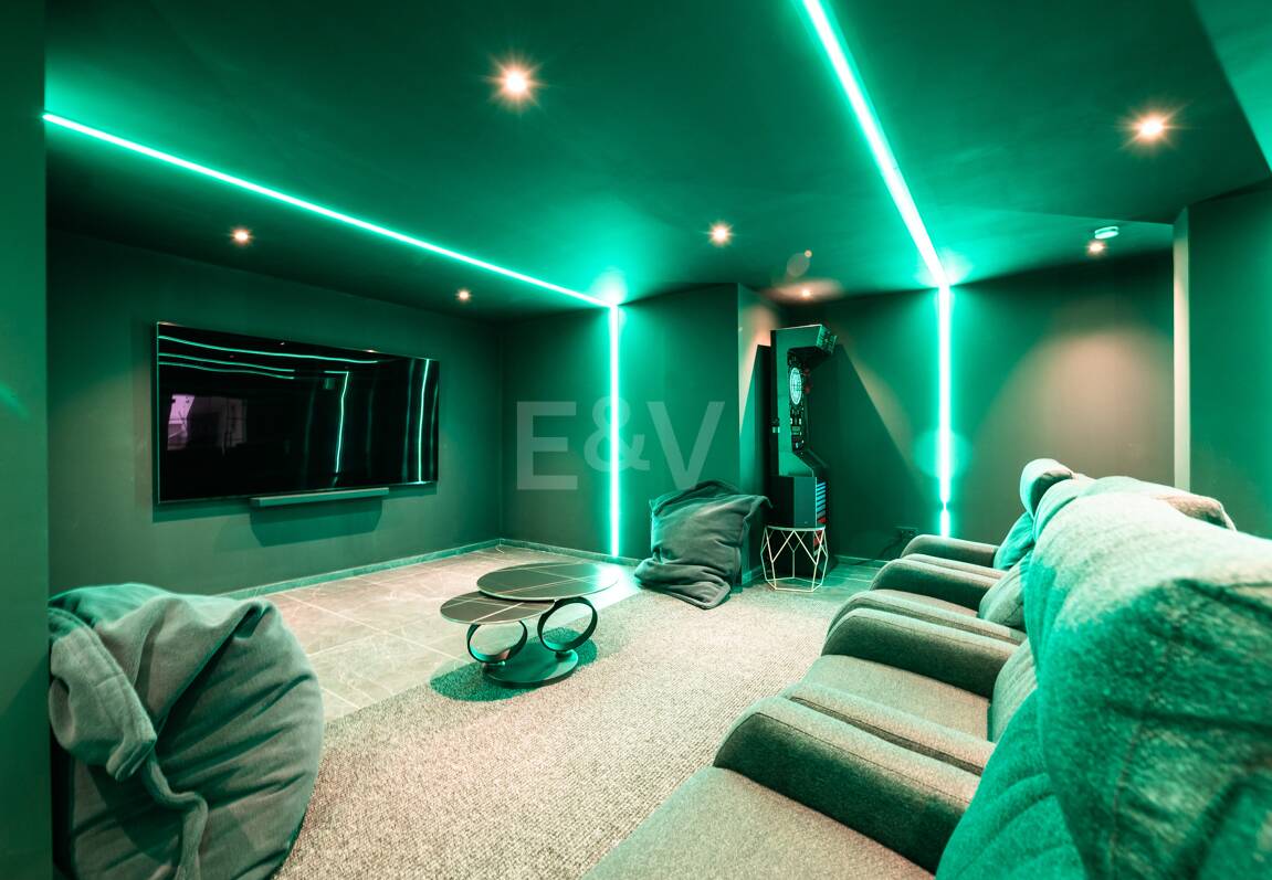 Villa de lujo de diseño con vistas al mar y al golf en La Alquería. Disponible para alquiler a corto plazo