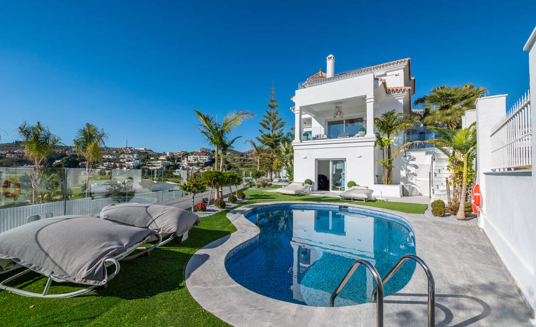 Villa design de luxe avec vue sur la mer et le golf à La Alqueria. Disponible pour les locations à court terme à partir de 7.500€/semaine.