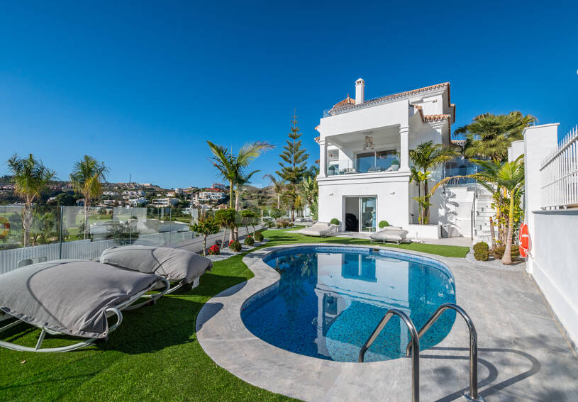 Villa de lujo de diseño con vistas al mar y al golf en La Alquería. Disponible para alquiler a corto plazo