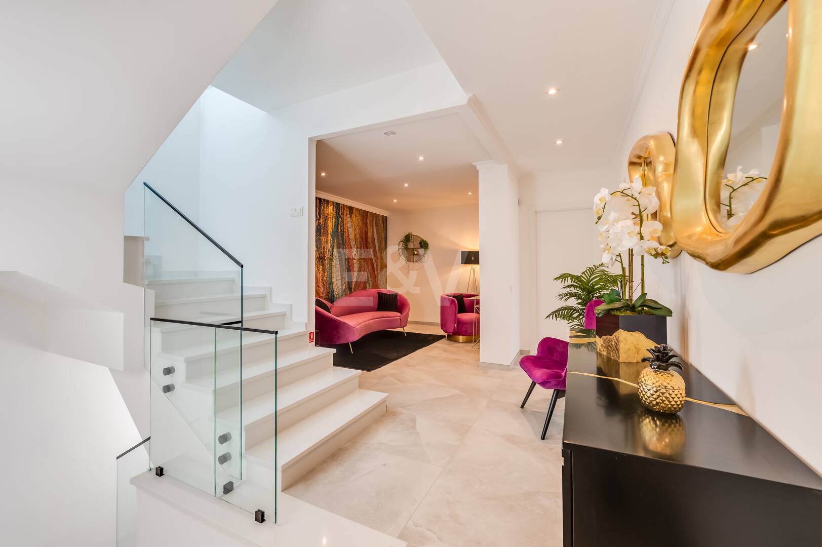 Villa de lujo de diseño con vistas al mar y al golf en La Alquería. Disponible para alquiler a corto plazo