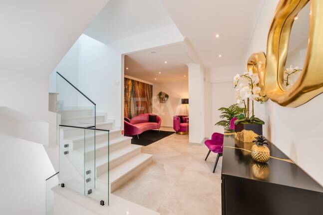 Villa de lujo de diseño con vistas al mar y al golf en La Alquería. Disponible para alquiler a corto plazo