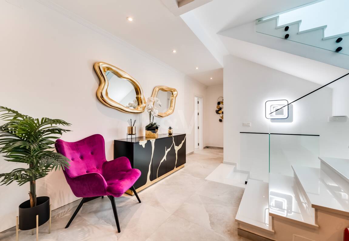 Villa de lujo de diseño con vistas al mar y al golf en La Alquería. Disponible para alquiler a corto plazo