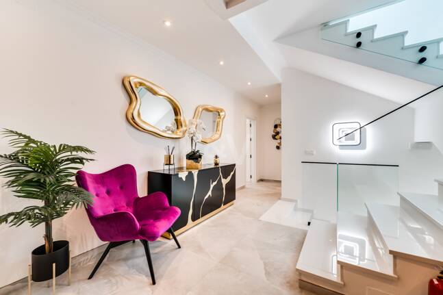 Villa de lujo de diseño con vistas al mar y al golf en La Alquería. Disponible para alquiler a corto plazo