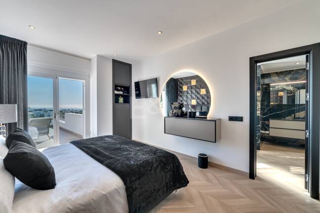 Villa de lujo de diseño con vistas al mar y al golf en La Alquería. Disponible para alquiler a corto plazo