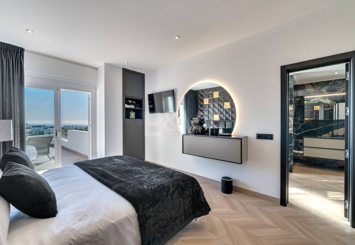 Villa de lujo de diseño con vistas al mar y al golf en La Alquería. Disponible para alquiler a corto plazo