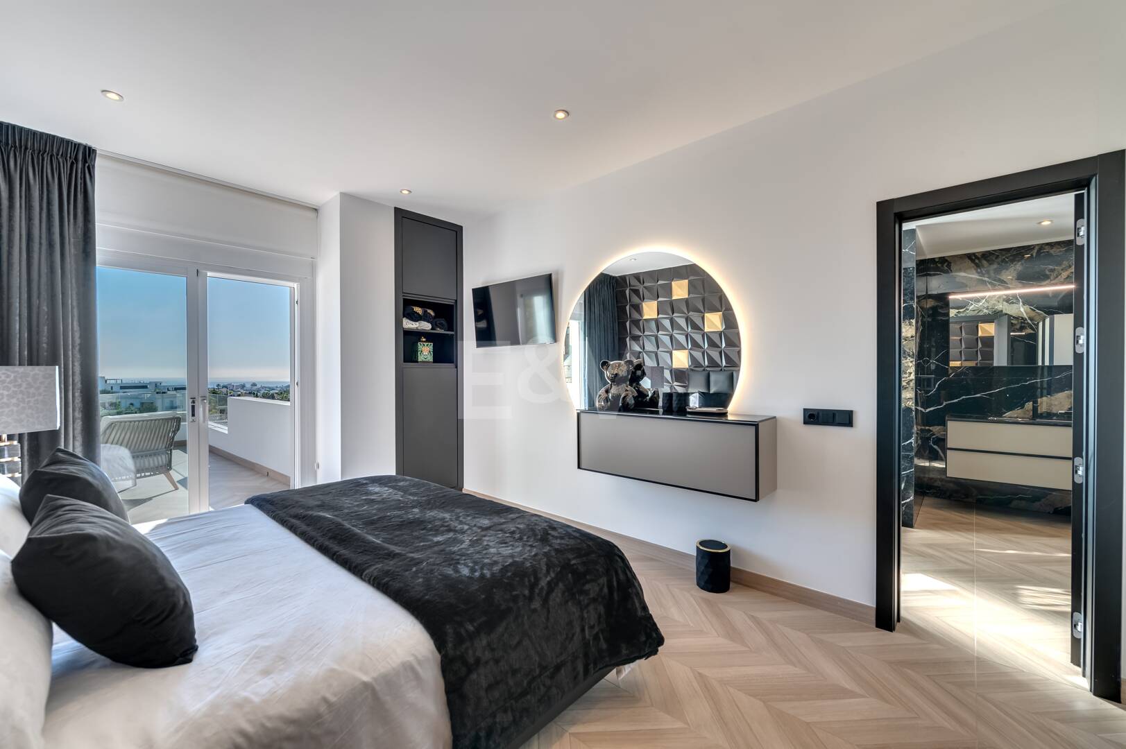 Villa de lujo de diseño con vistas al mar y al golf en La Alquería. Disponible para alquiler a corto plazo