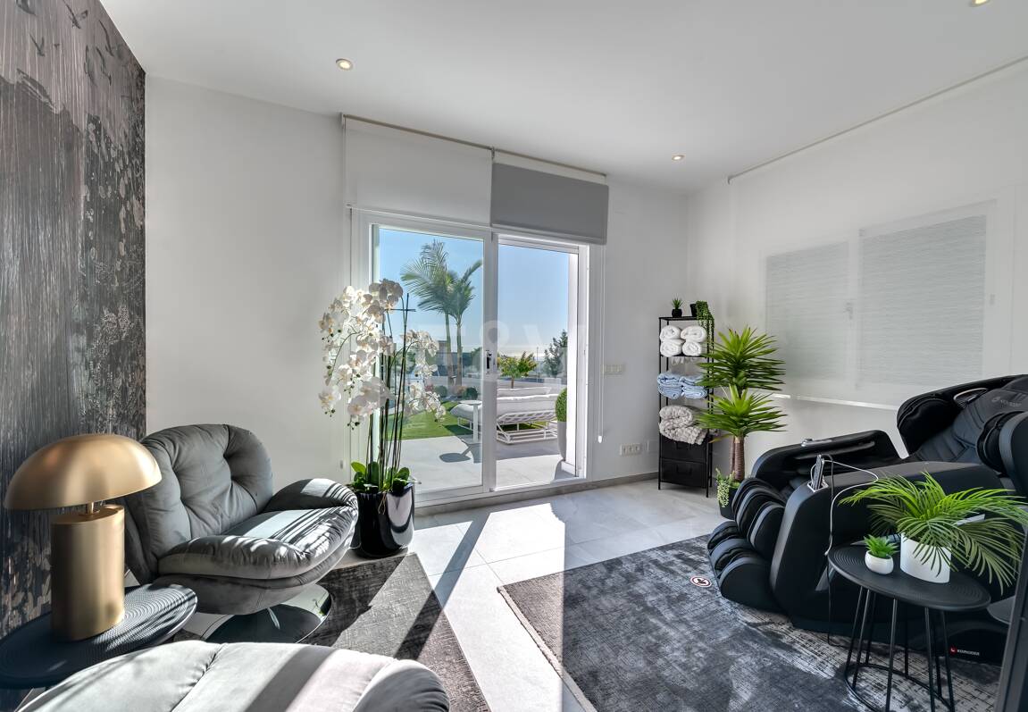 Villa de lujo de diseño con vistas al mar y al golf en La Alquería. Disponible para alquiler a corto plazo