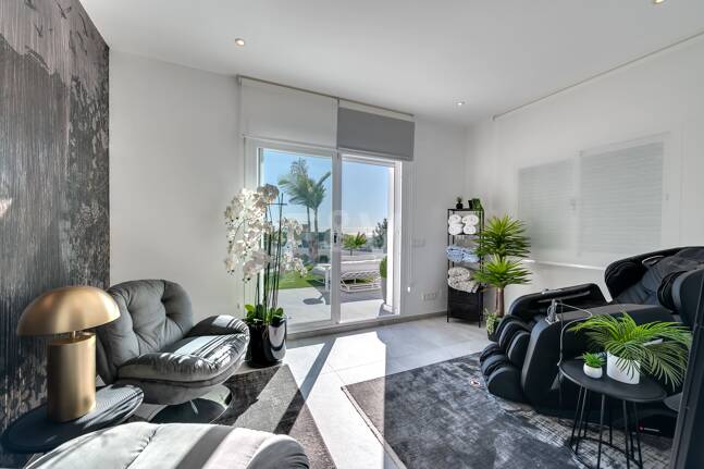 Villa de lujo de diseño con vistas al mar y al golf en La Alquería. Disponible para alquiler a corto plazo