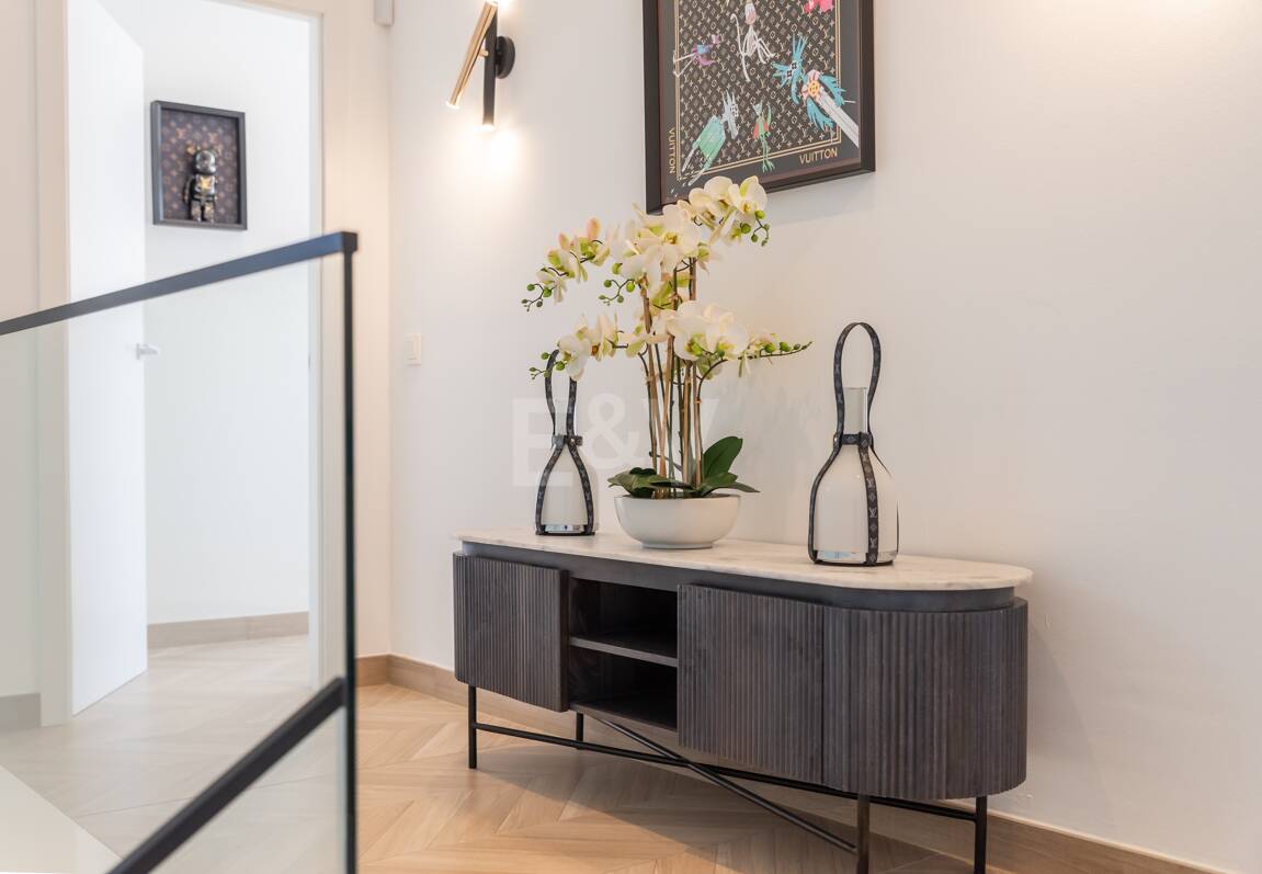 Villa de lujo de diseño con vistas al mar y al golf en La Alquería. Disponible para alquiler a corto plazo