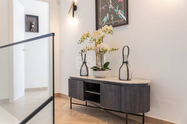 Villa de lujo de diseño con vistas al mar y al golf en La Alquería. Disponible para alquiler a corto plazo