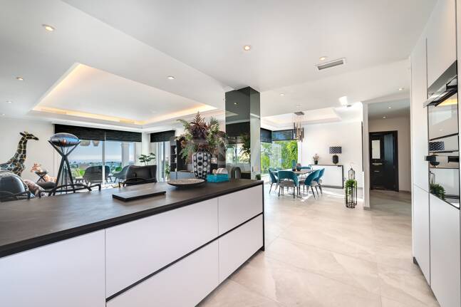 Villa de lujo de diseño con vistas al mar y al golf en La Alquería. Disponible para alquiler a corto plazo