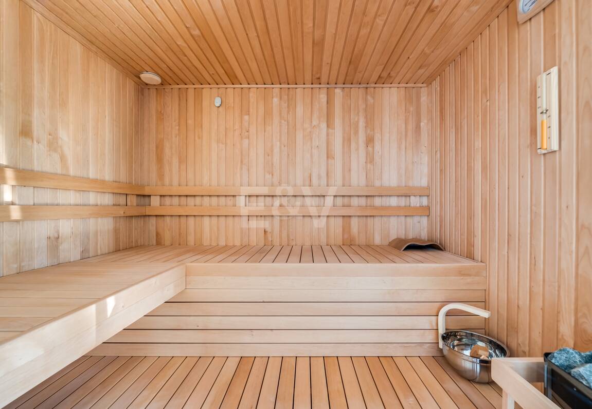 Villa de lujo de diseño con vistas al mar y al golf en La Alquería. Disponible para alquiler a corto plazo