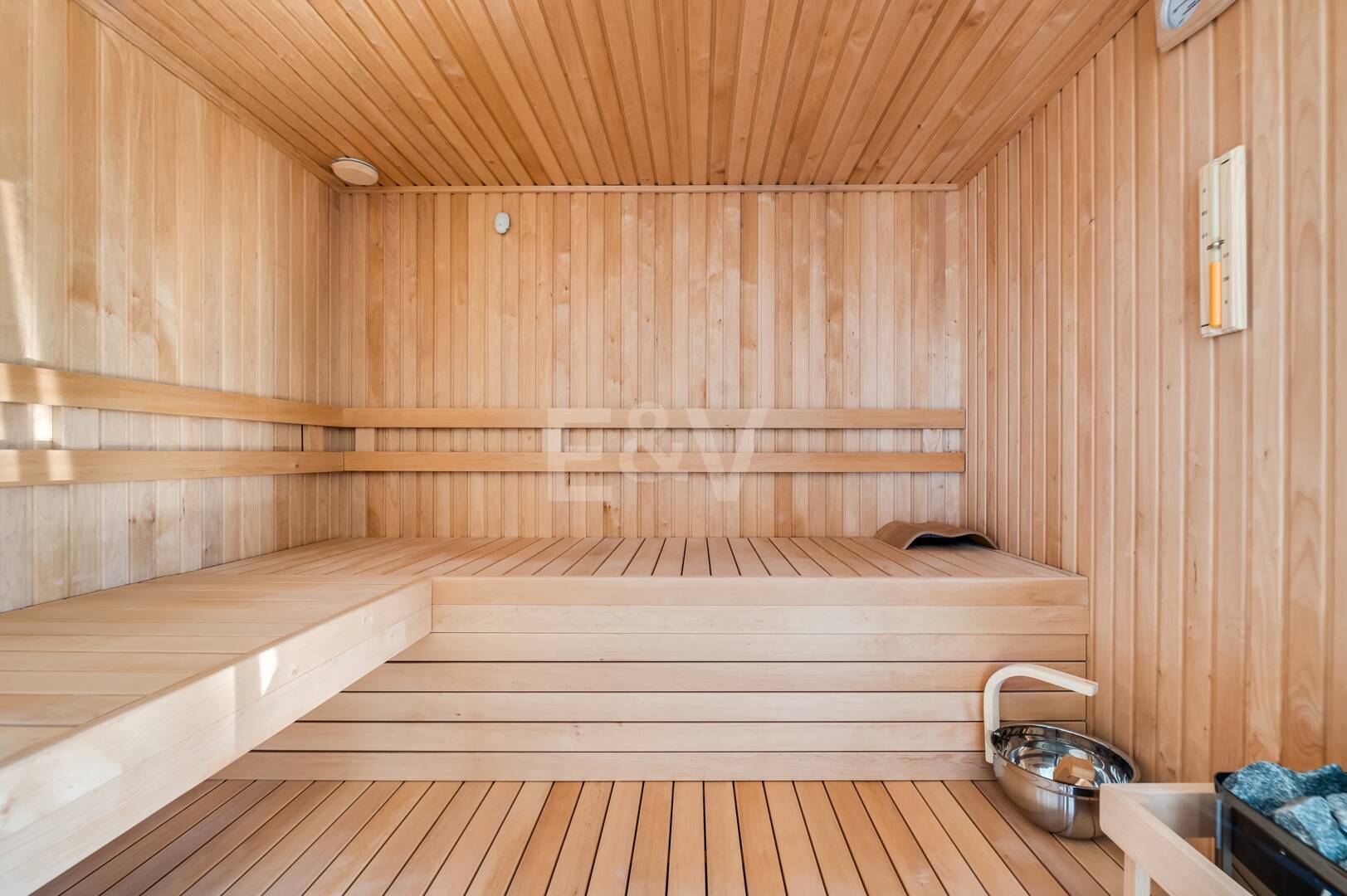 Villa de lujo de diseño con vistas al mar y al golf en La Alquería. Disponible para alquiler a corto plazo