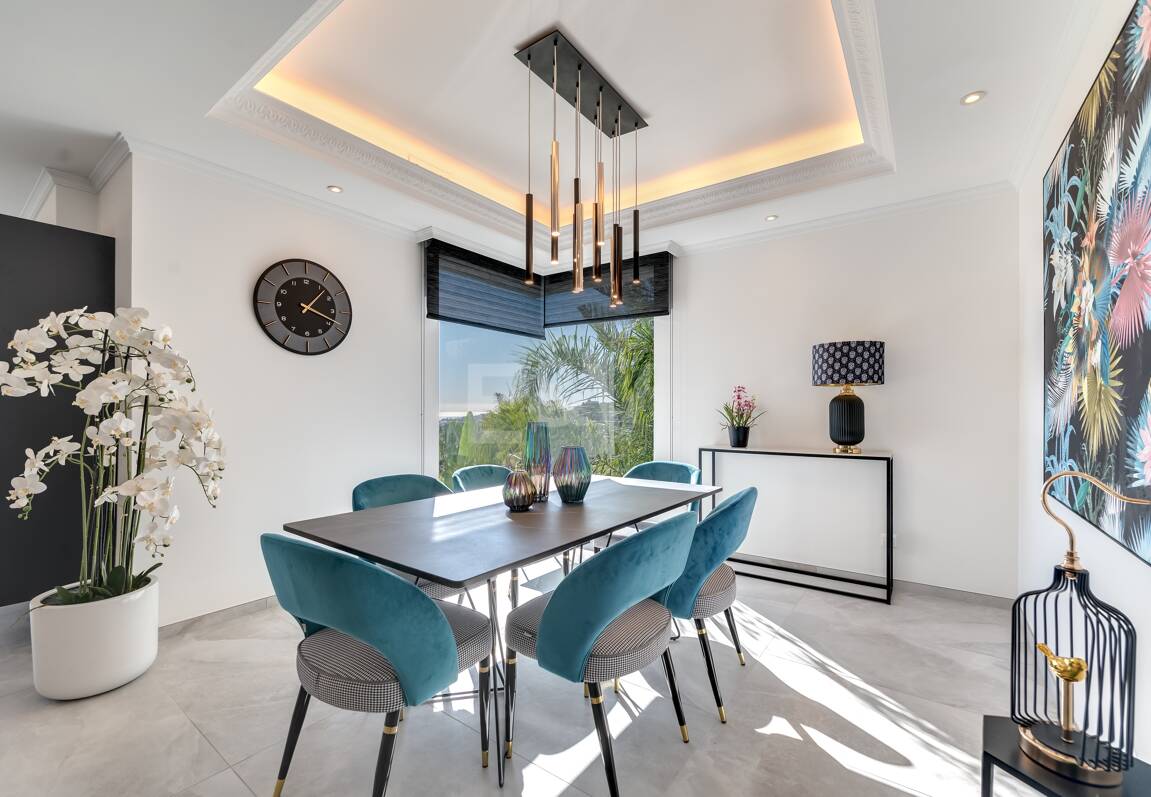 Villa de lujo de diseño con vistas al mar y al golf en La Alquería. Disponible para alquiler a corto plazo