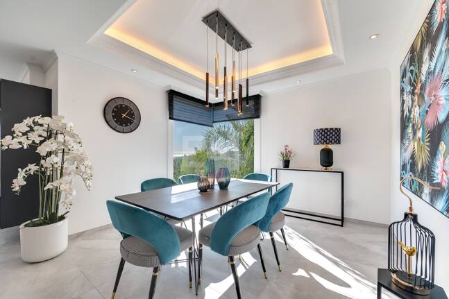 Villa de lujo de diseño con vistas al mar y al golf en La Alquería. Disponible para alquiler a corto plazo