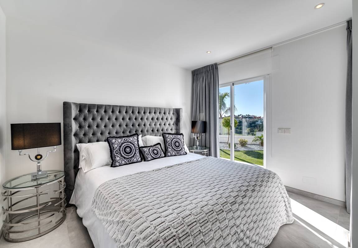 Villa de lujo de diseño con vistas al mar y al golf en La Alquería. Disponible para alquiler a corto plazo