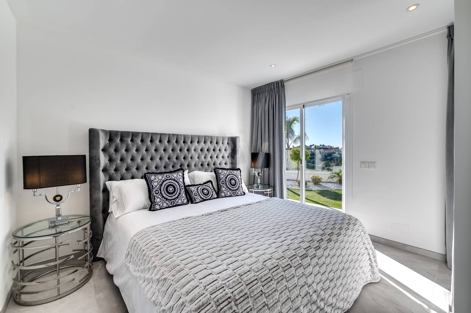 Villa de lujo de diseño con vistas al mar y al golf en La Alquería. Disponible para alquiler a corto plazo