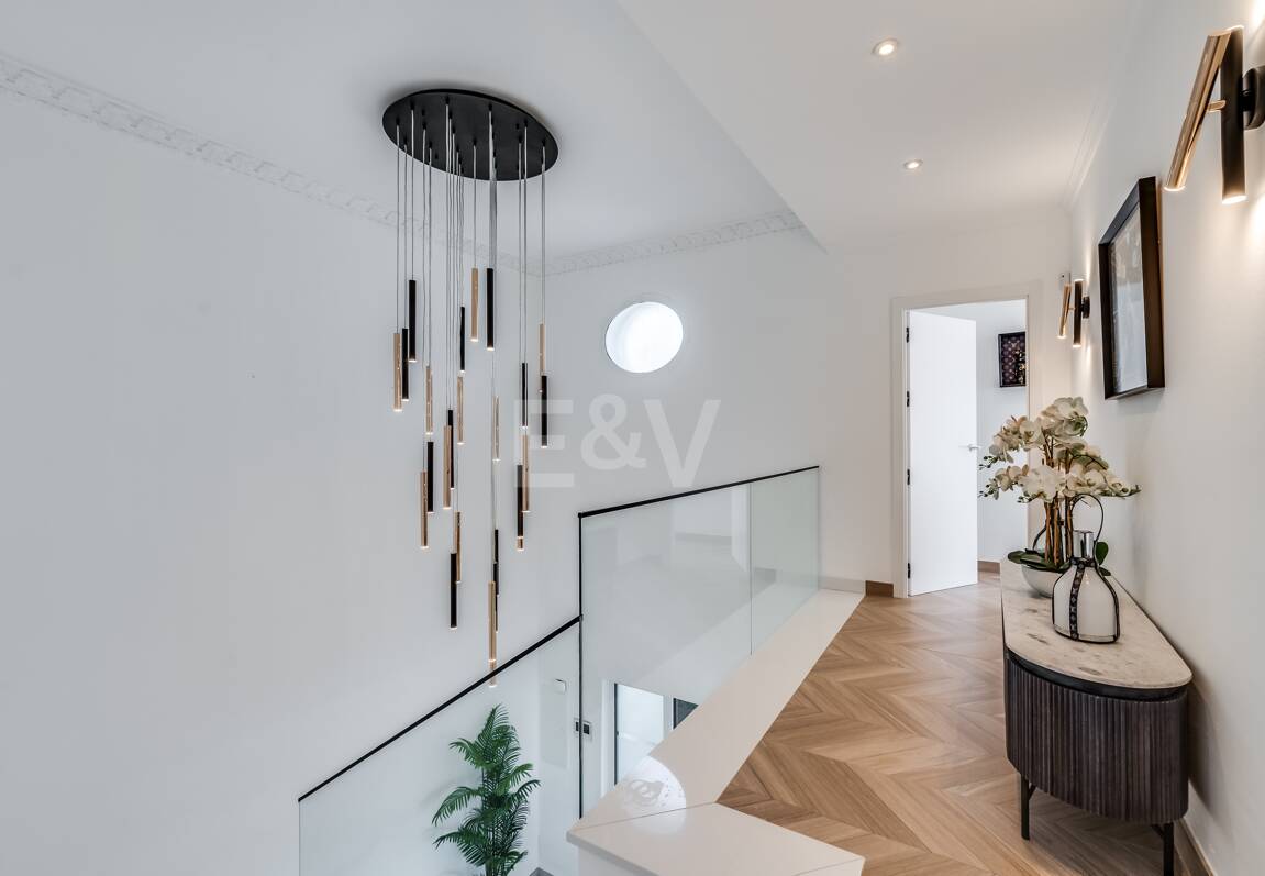 Villa de lujo de diseño con vistas al mar y al golf en La Alquería. Disponible para alquiler a corto plazo