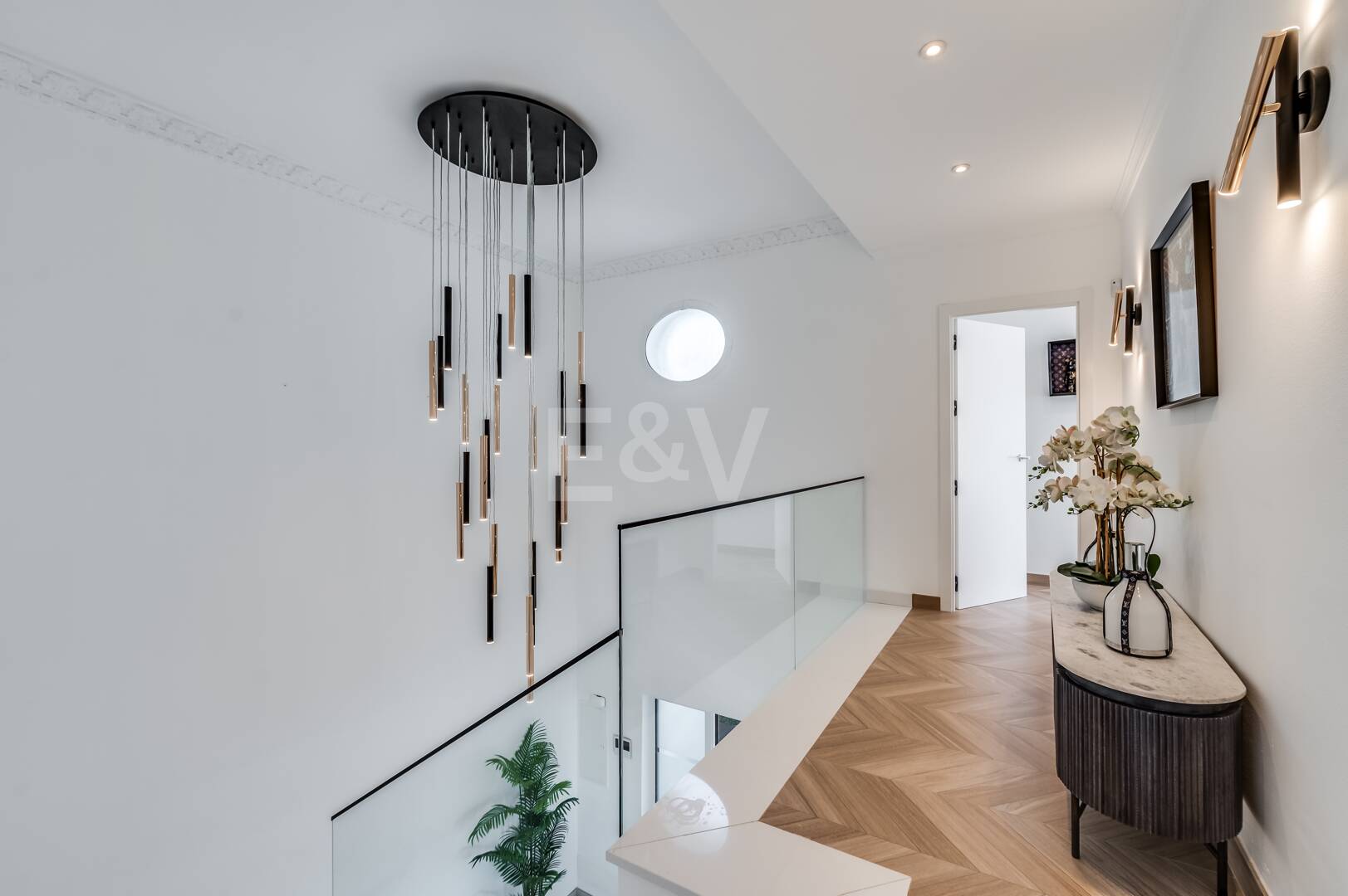 Villa de lujo de diseño con vistas al mar y al golf en La Alquería. Disponible para alquiler a corto plazo