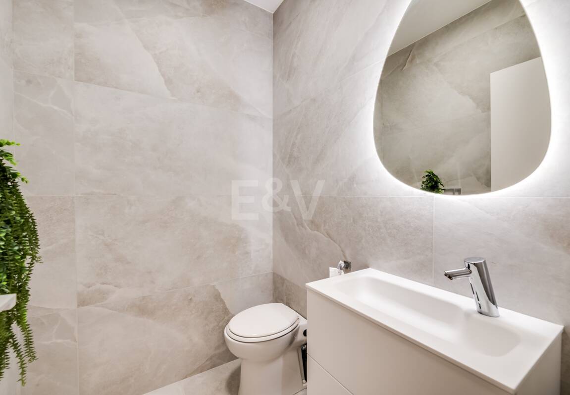 Villa de lujo de diseño con vistas al mar y al golf en La Alquería. Disponible para alquiler a corto plazo