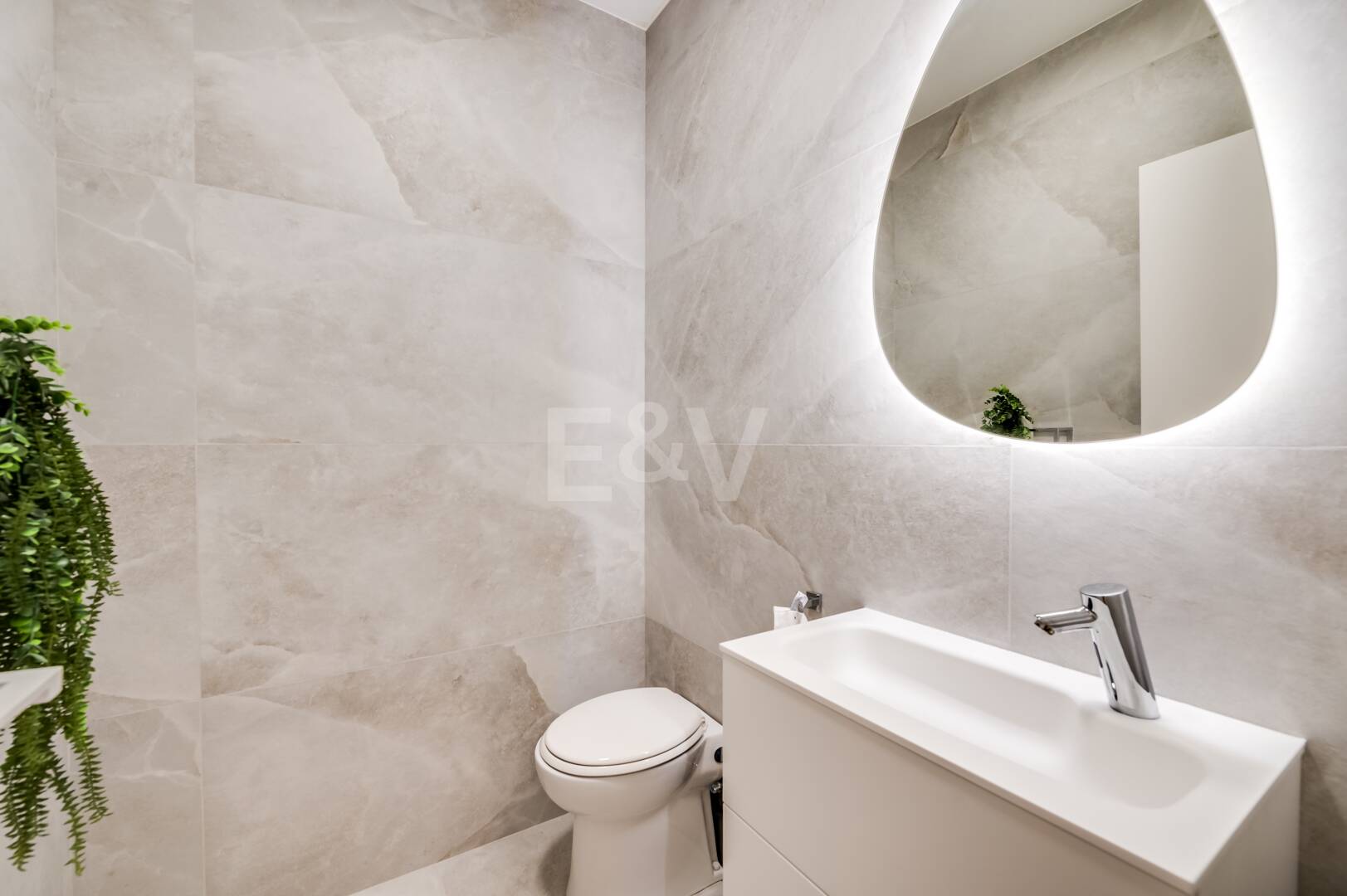 Villa de lujo de diseño con vistas al mar y al golf en La Alquería. Disponible para alquiler a corto plazo