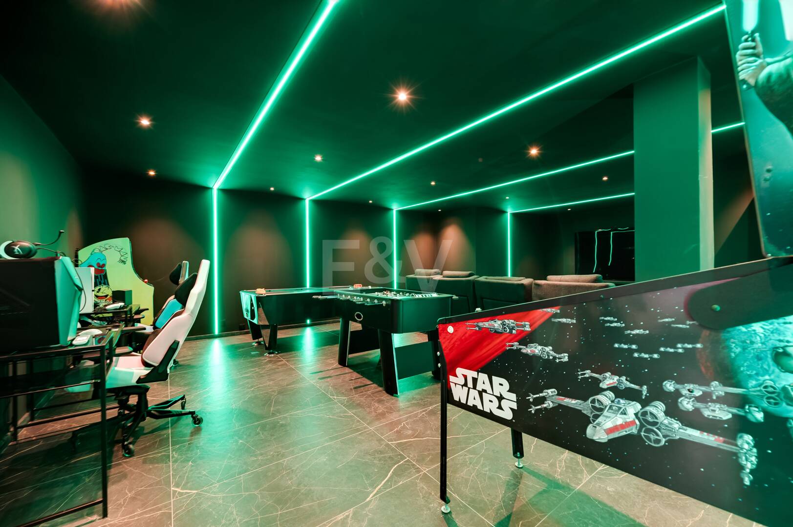 Villa de lujo de diseño con vistas al mar y al golf en La Alquería. Disponible para alquiler a corto plazo