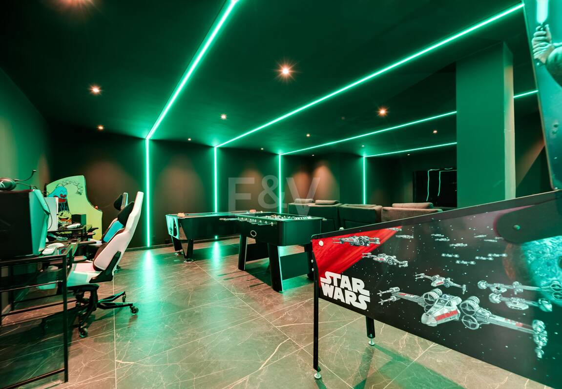 Villa de lujo de diseño con vistas al mar y al golf en La Alquería. Disponible para alquiler a corto plazo