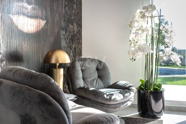 Villa de lujo de diseño con vistas al mar y al golf en La Alquería. Disponible para alquiler a corto plazo