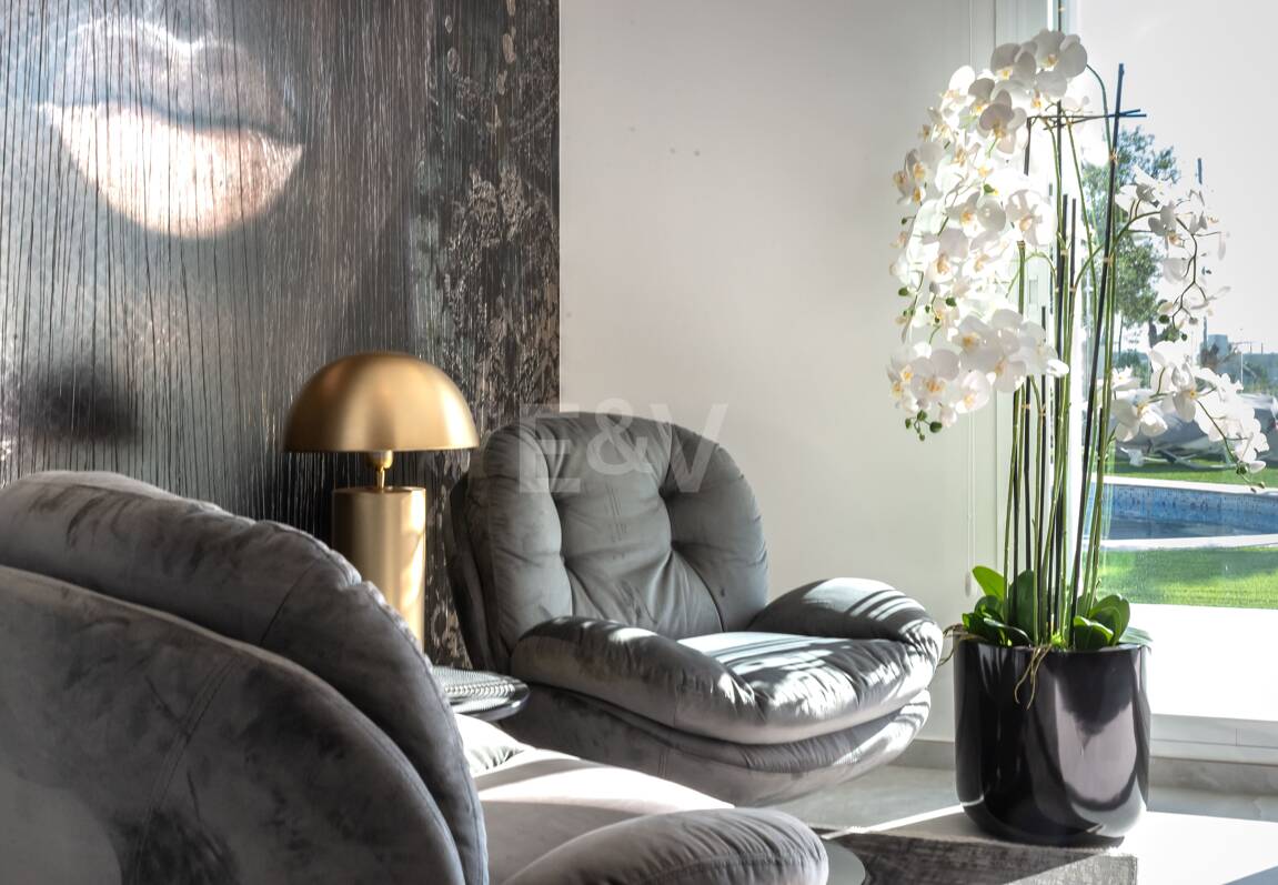 Villa de lujo de diseño con vistas al mar y al golf en La Alquería. Disponible para alquiler a corto plazo