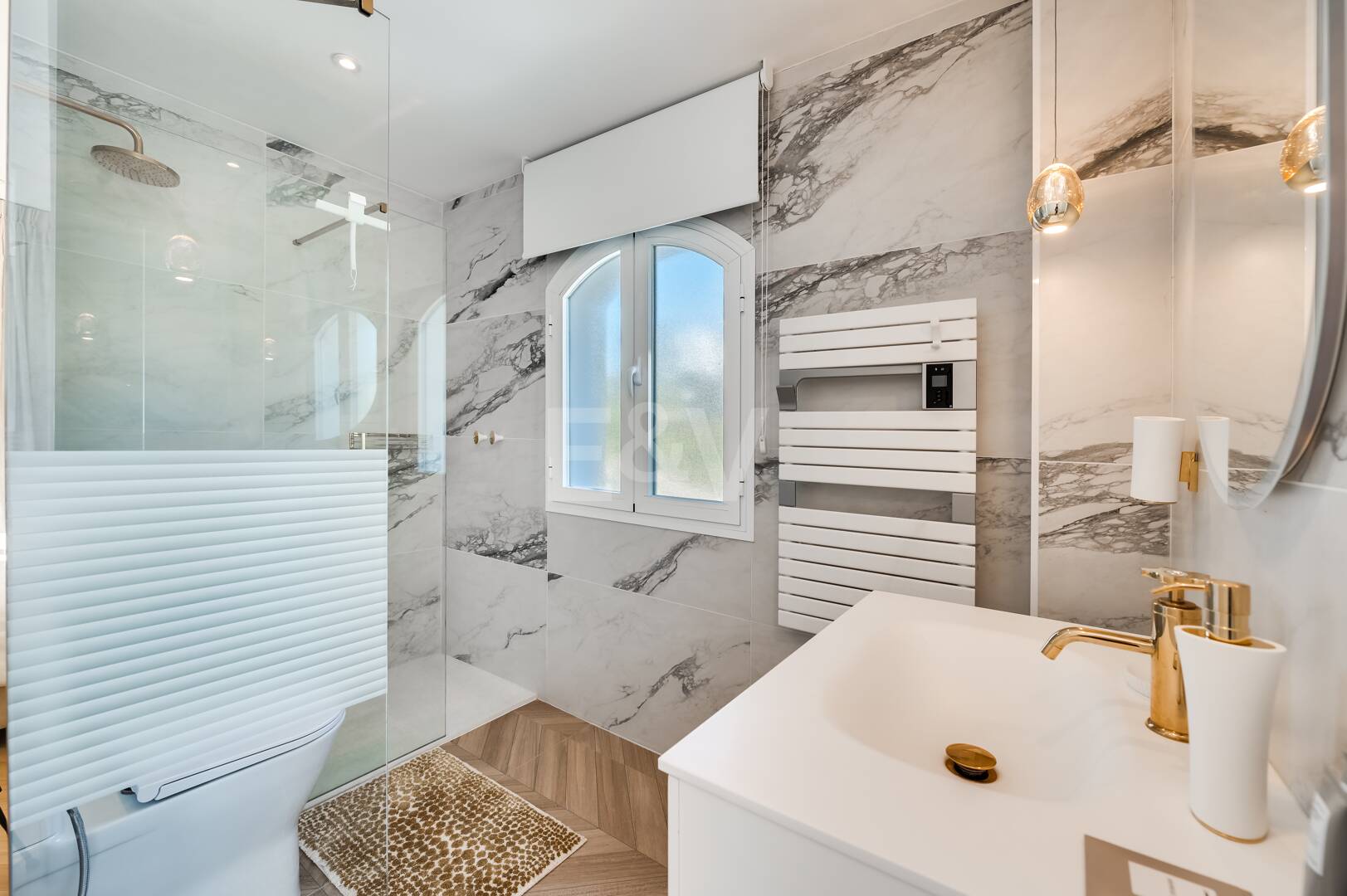 Villa de lujo de diseño con vistas al mar y al golf en La Alquería. Disponible para alquiler a corto plazo