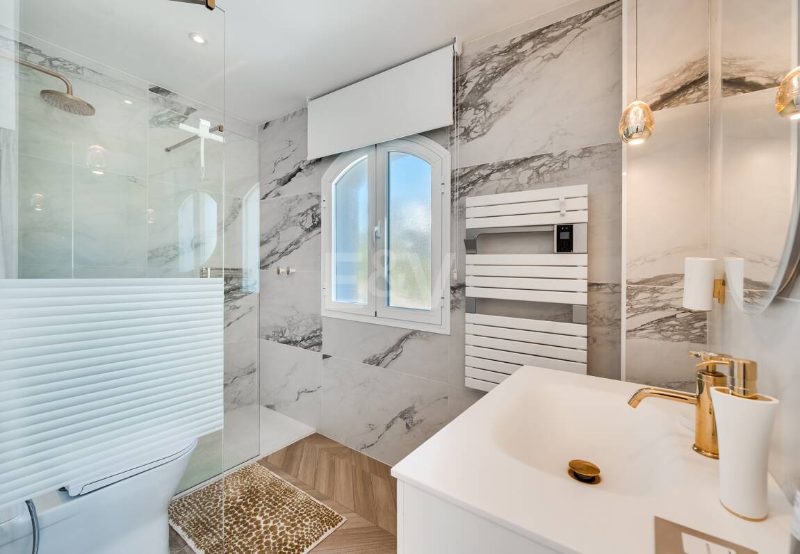 Villa de lujo de diseño con vistas al mar y al golf en La Alquería. Disponible para alquiler a corto plazo