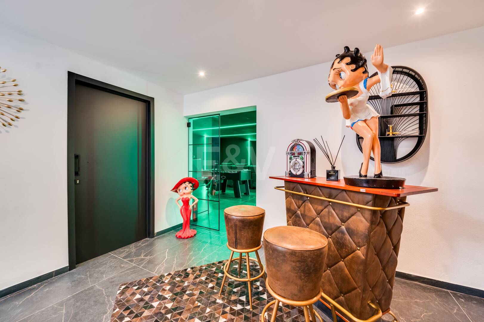 Villa de lujo de diseño con vistas al mar y al golf en La Alquería. Disponible para alquiler a corto plazo