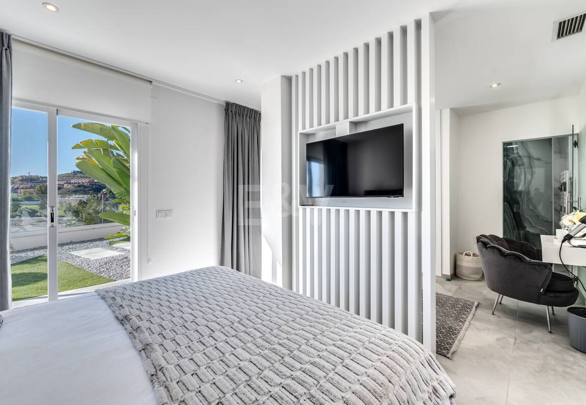 Villa de lujo de diseño con vistas al mar y al golf en La Alquería. Disponible para alquiler a corto plazo