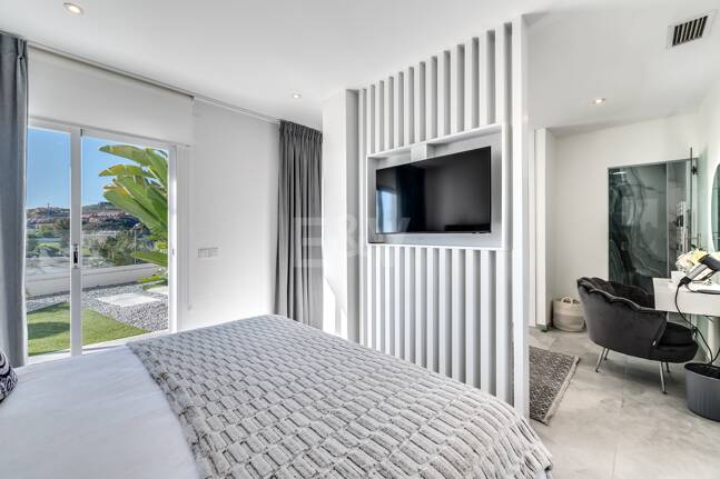 Villa de lujo de diseño con vistas al mar y al golf en La Alquería. Disponible para alquiler a corto plazo