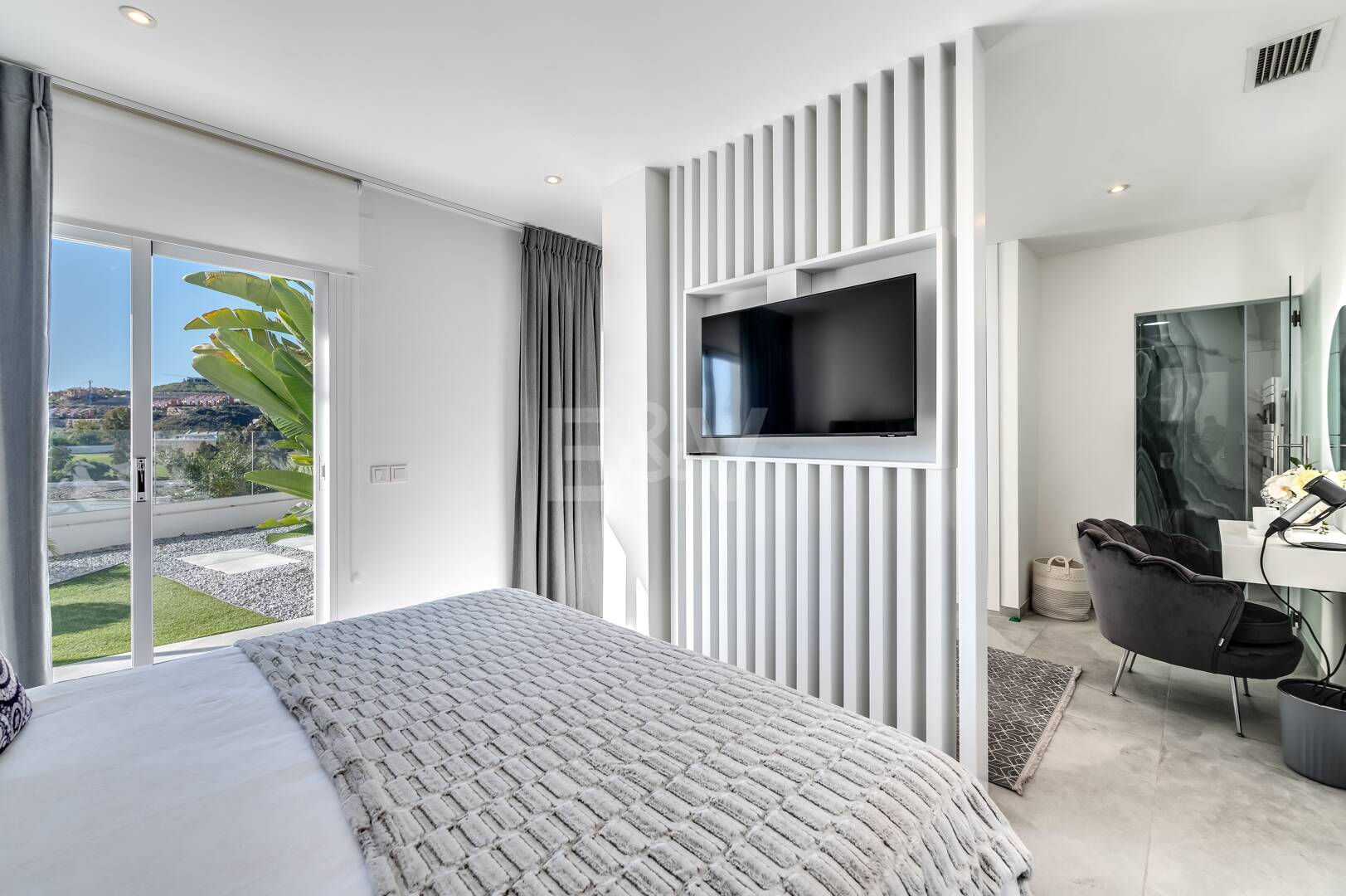 Villa de lujo de diseño con vistas al mar y al golf en La Alquería. Disponible para alquiler a corto plazo