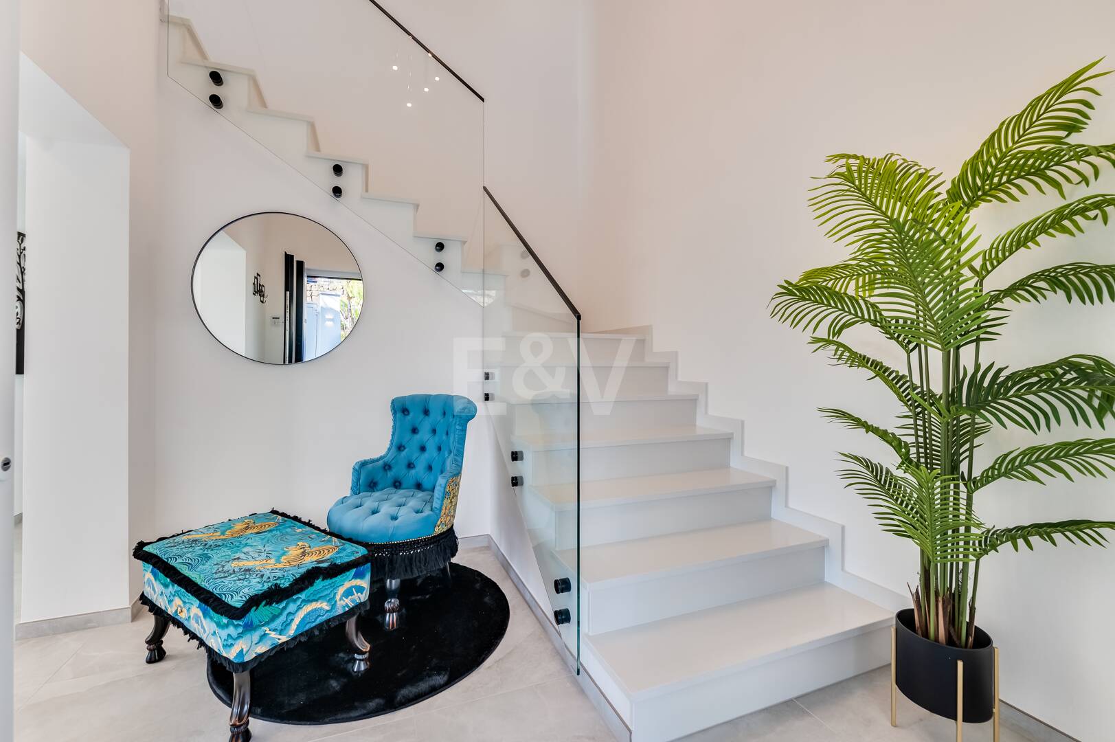 Villa de lujo de diseño con vistas al mar y al golf en La Alquería. Disponible para alquiler a corto plazo