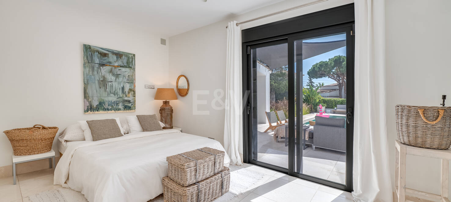 Modern Villa med andalusisk stil vid stranden i Marbesa - en privat oas