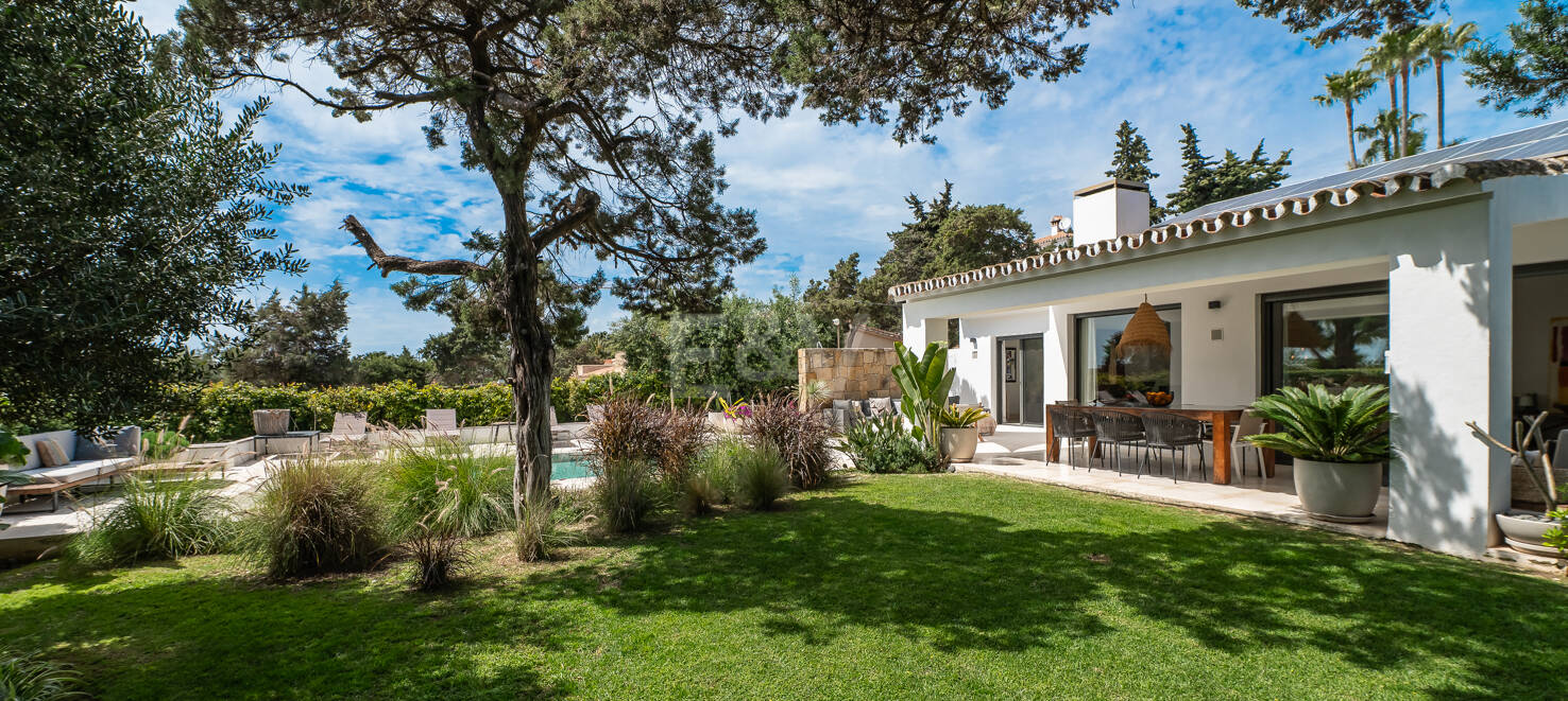 Modern Villa med andalusisk stil vid stranden i Marbesa - en privat oas