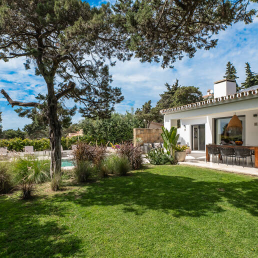 Modern Villa med andalusisk stil vid stranden i Marbesa - en privat oas