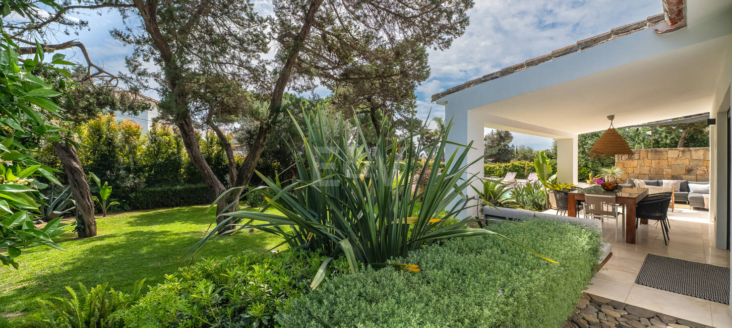 Modern Villa med andalusisk stil vid stranden i Marbesa - en privat oas