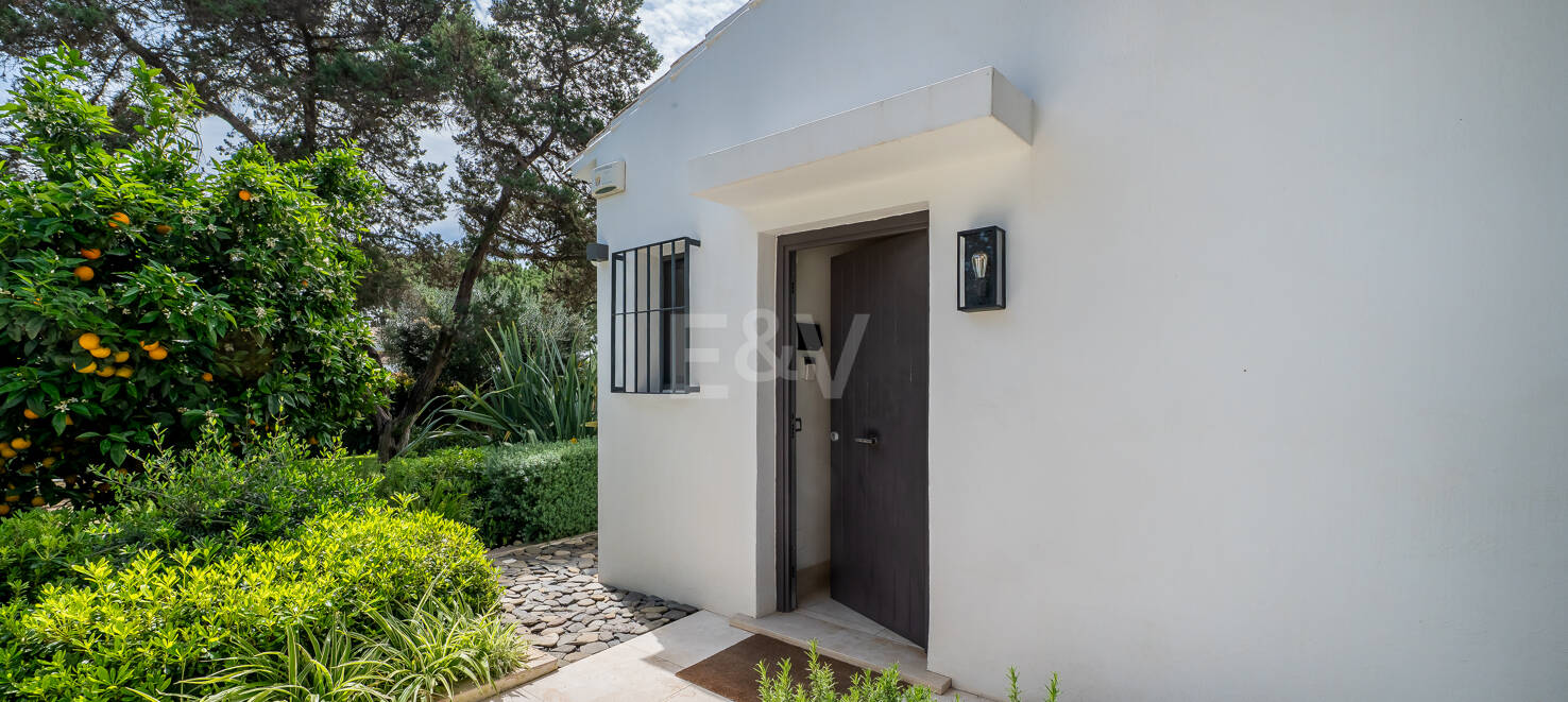Modern Villa med andalusisk stil vid stranden i Marbesa - en privat oas
